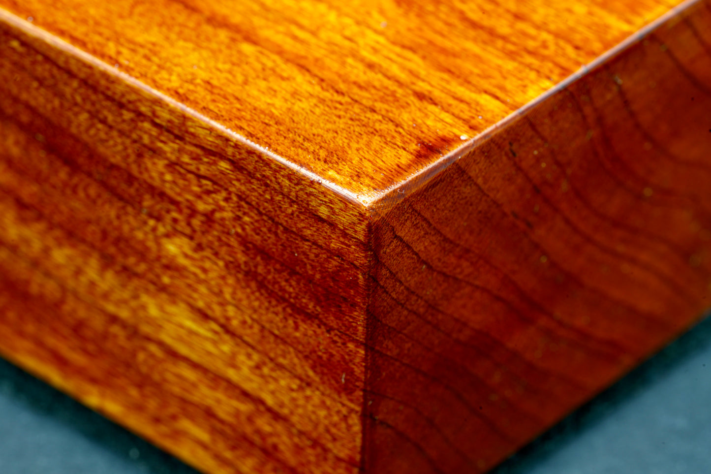 Kamisori Stand - Cherry Wood - Urushi Lacquered