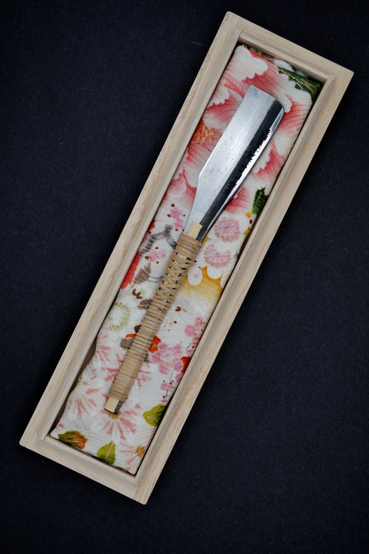 Pikka・ピッカ・Rasoir droit japonais vintage restauré・Tamahagane・ et boîte en paulownia faite à la main - Gravure au choix