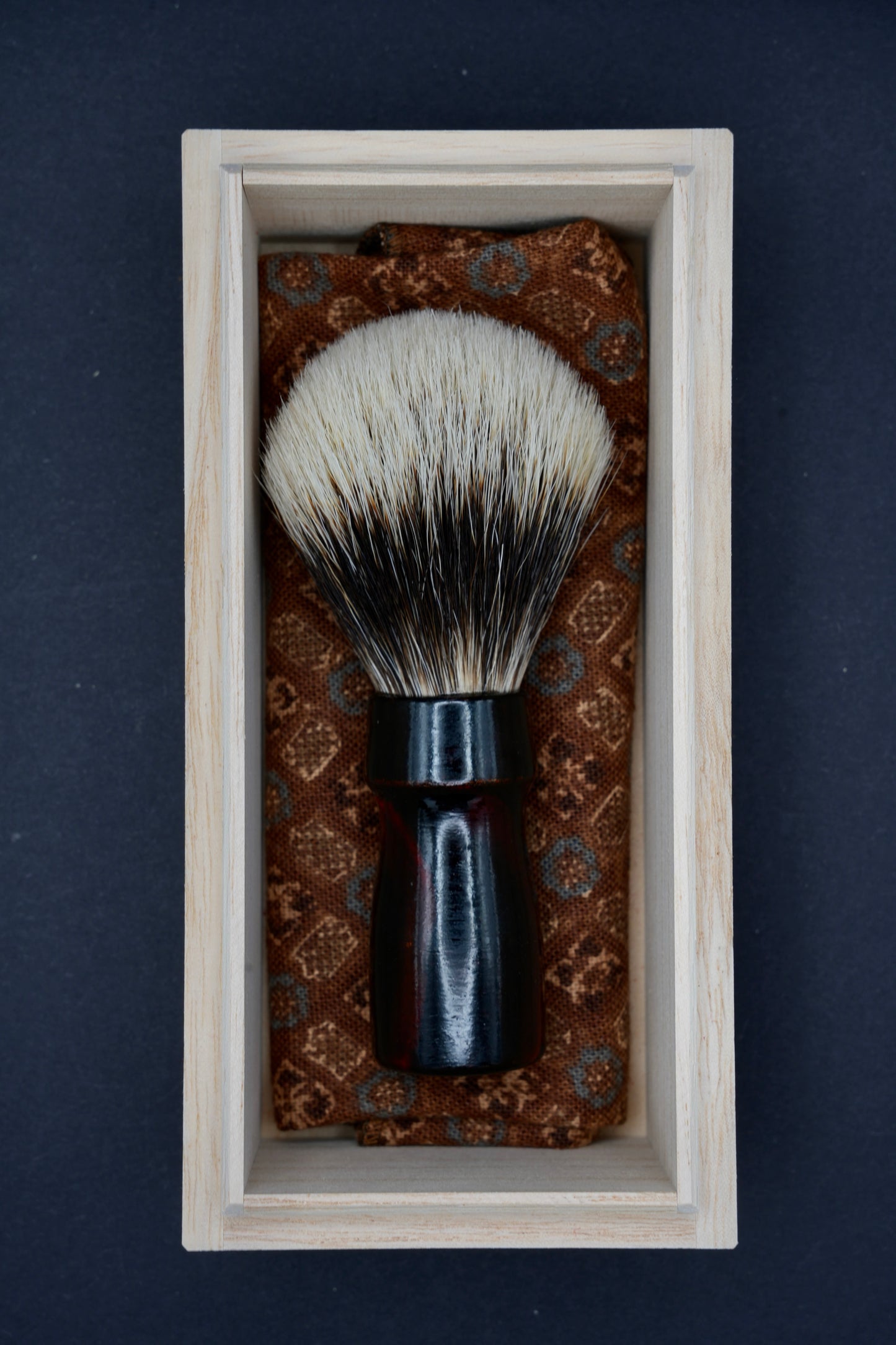 Urushi-Rasierpinsel „Akai Kawa“ mit Kirschholzgriff und Manchurian-Dachs-Paulownia-Box