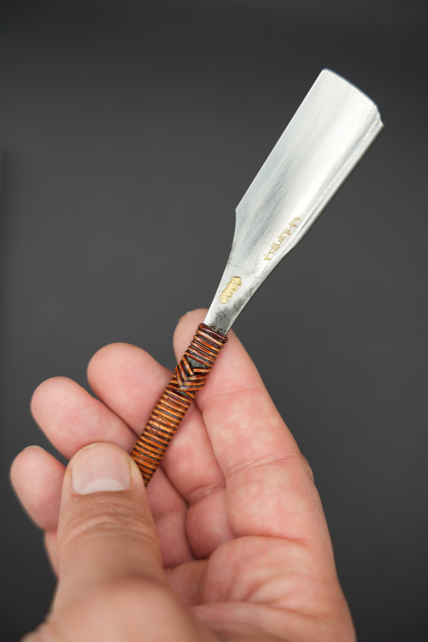 Henkotsu・ へんこつ・ Vintage Japanese Straight Razor ・ Kamisori with Paulownia Box