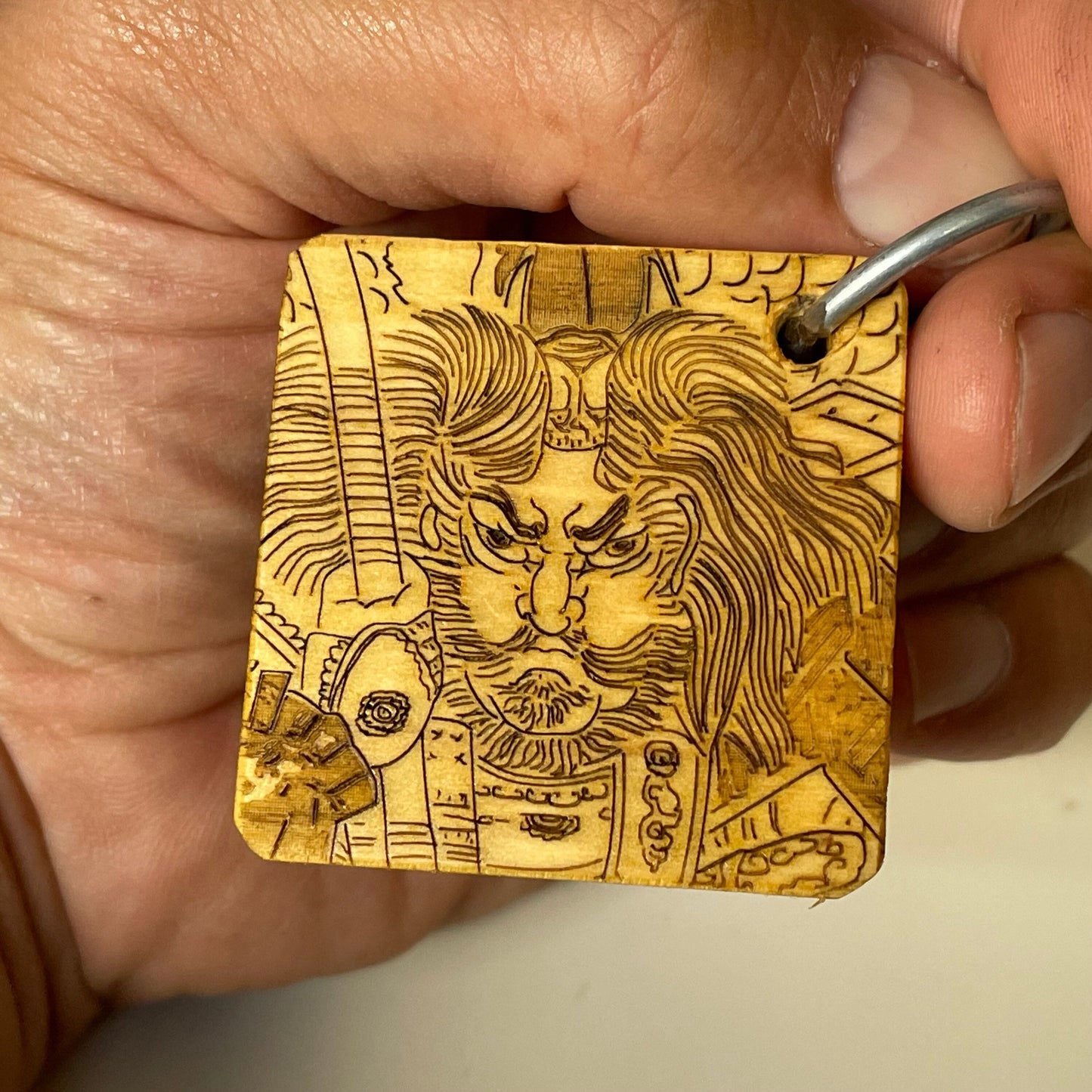 Kuniyoshi Dragon Warrior Schlüsselanhänger aus Hinoki-Holz