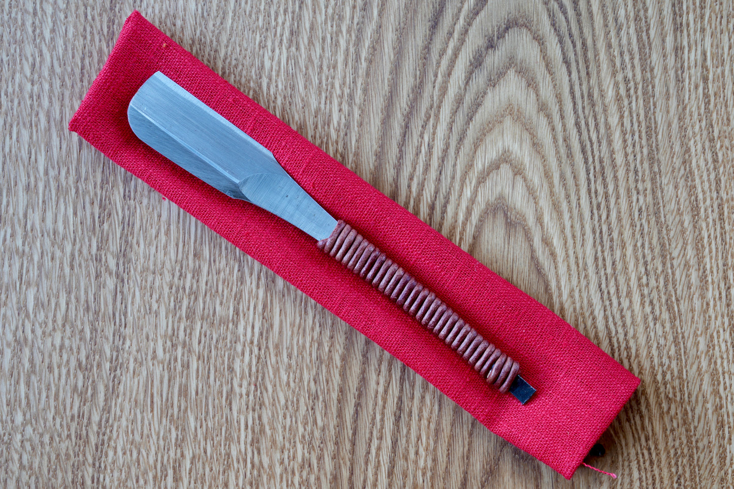 Yahatamaru・八幡丸・Vintage NOS Japanese Straight Razor Kamisori with Leather Thread Handle Wrapping and Handmade Hinoki Wood Box