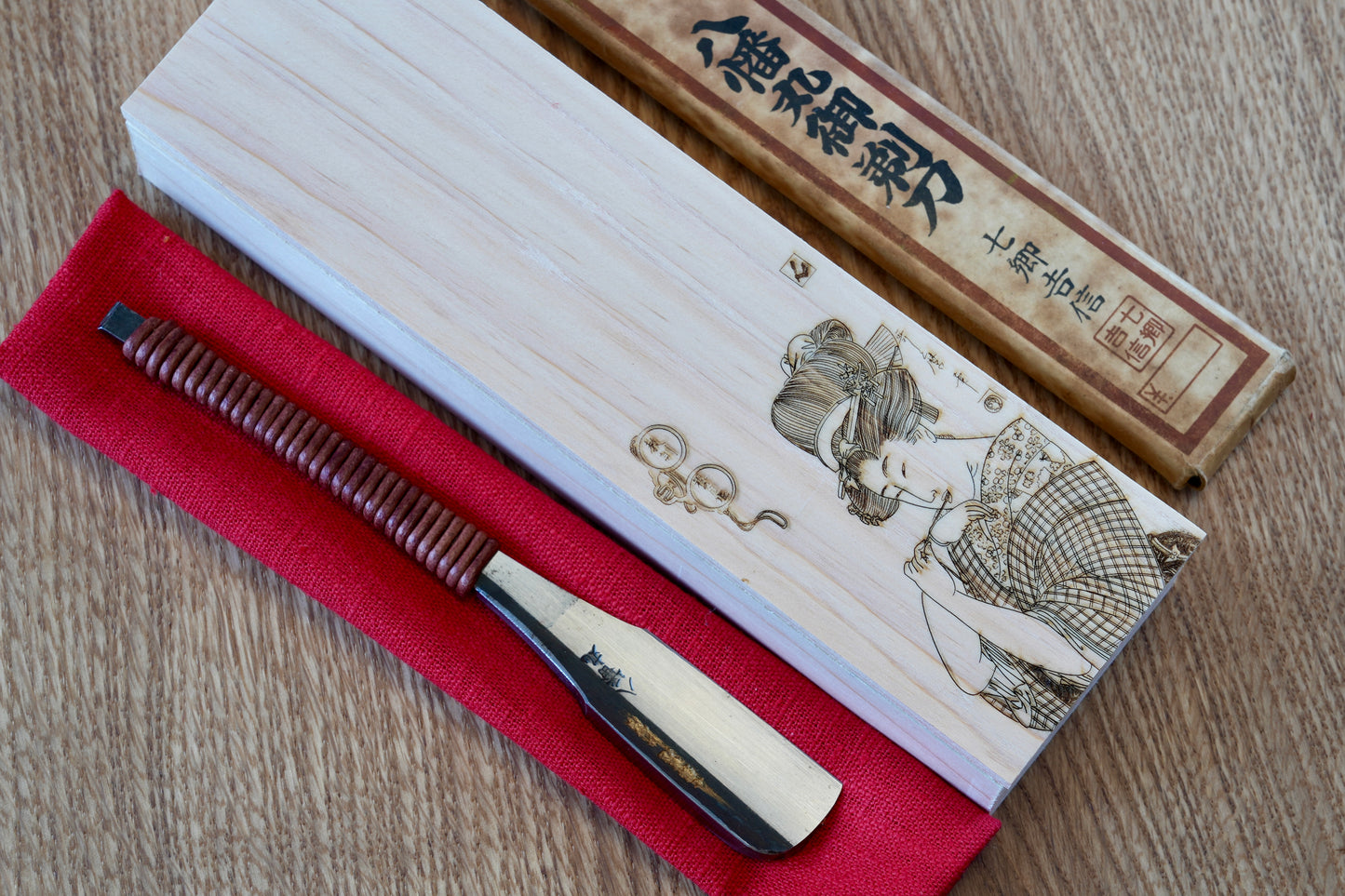 Yahatamaru・八幡丸・Vintage NOS Japanese Straight Razor Kamisori with Leather Thread Handle Wrapping and Handmade Hinoki Wood Box