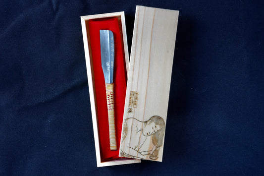 Kikuichi・菊一・Japanisches Vintage-Rasiermesser Kamisori mit Rattangriffumwicklung und handgefertigter Hinoki-Holzbox