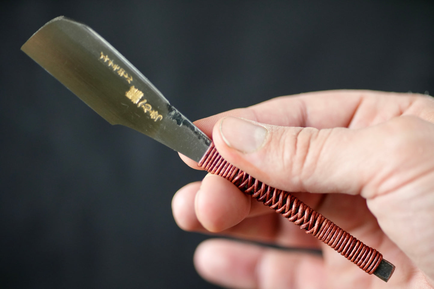 NOS Henkotsu・へんこつ・Golden Kanji ・Vintage Japanese Straight Razor Kamisori with Leather Handle Wrapping and Handmade Hinoki Wood Box