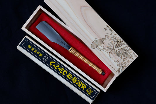 NOS Henkotsu・へんこつ・Vintage japanisches Rasiermesser Kamisori mit originaler Rattanverpackung und handgefertigter Hinoki-Holzbox