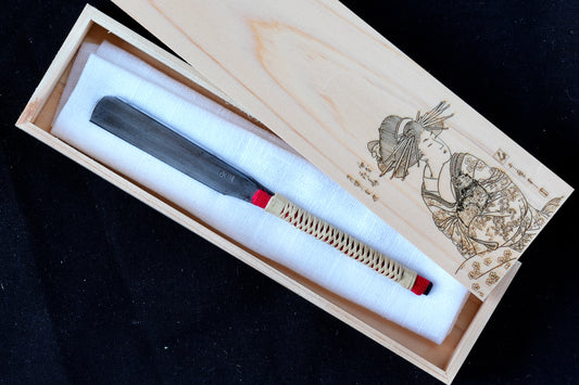 Einzigartiges Yasushige・安重・Restauriertes japanisches Rasiermesser im Vintage-Stil mit eingraviertem Namen des Besitzers, Rattan-Leinen-Griffumwicklung, handgefertigte Hinoki-Box