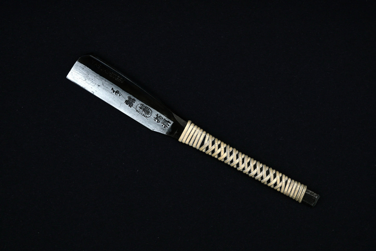 Senmanryo ・千万両・Vintage Japanese Straight Razor Kamisori with Rattan Handle Wrapping and Handmade Hinoki Wood Box