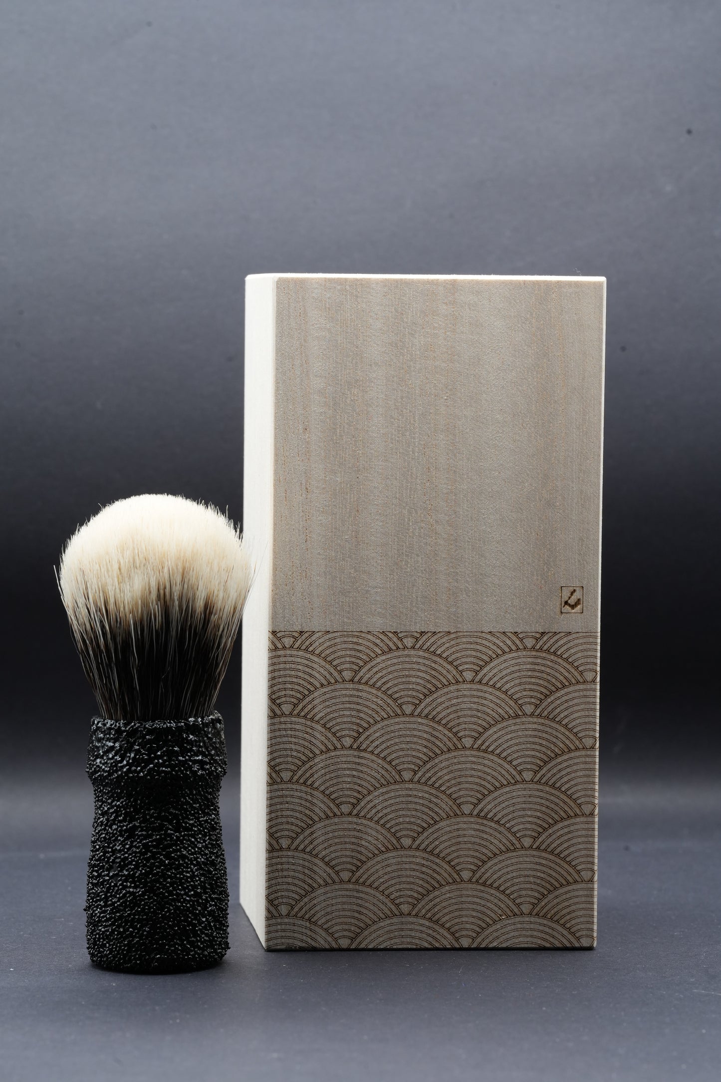 Urushi Shaving Brush "Hinageshi" with Cherry Wood Handle & Manchurian Badger Bristles - Paulownia Box
