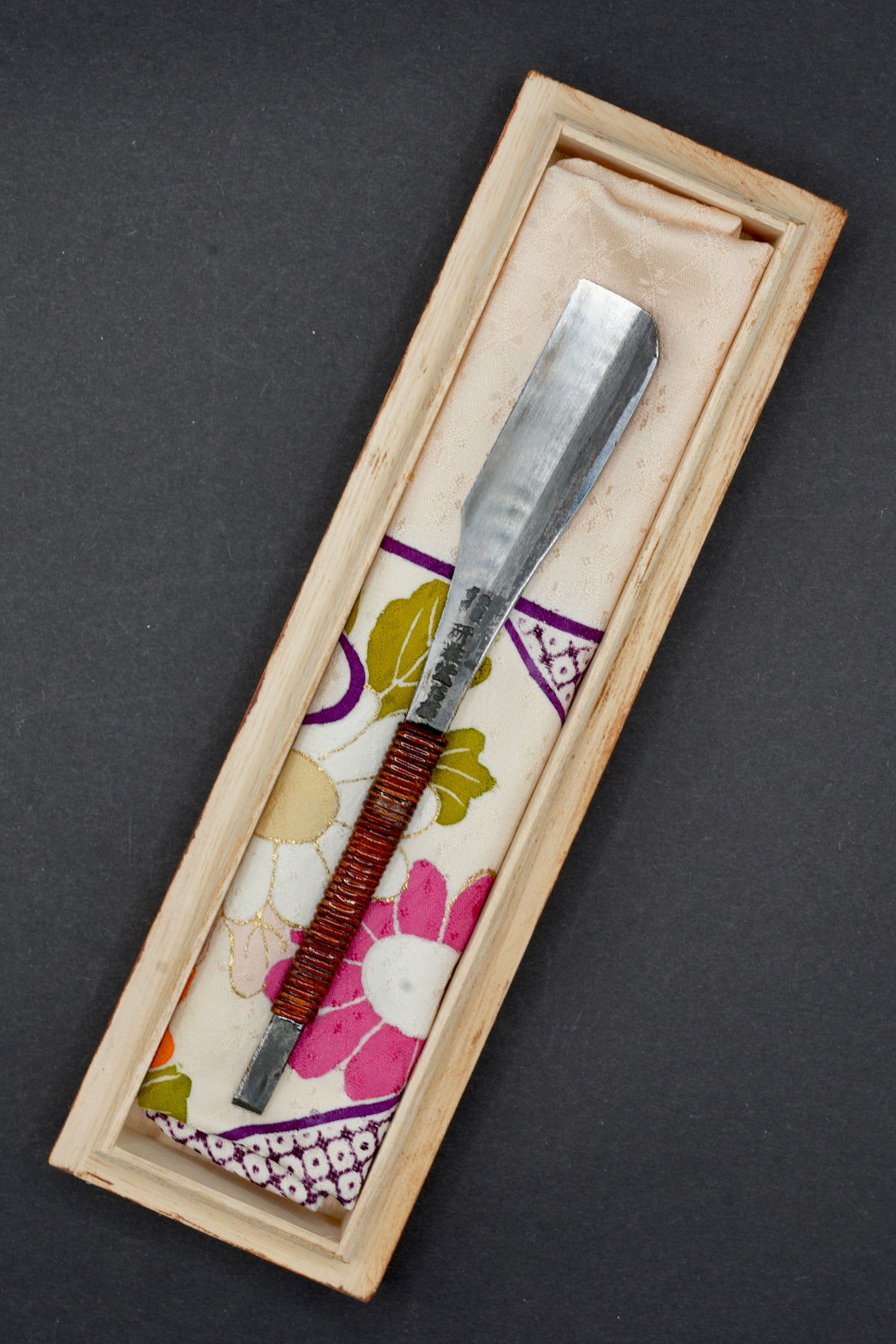 Kensei・ 研精・ Vintage Japanese Straight Razor ・ Kamisori with Paulownia Box