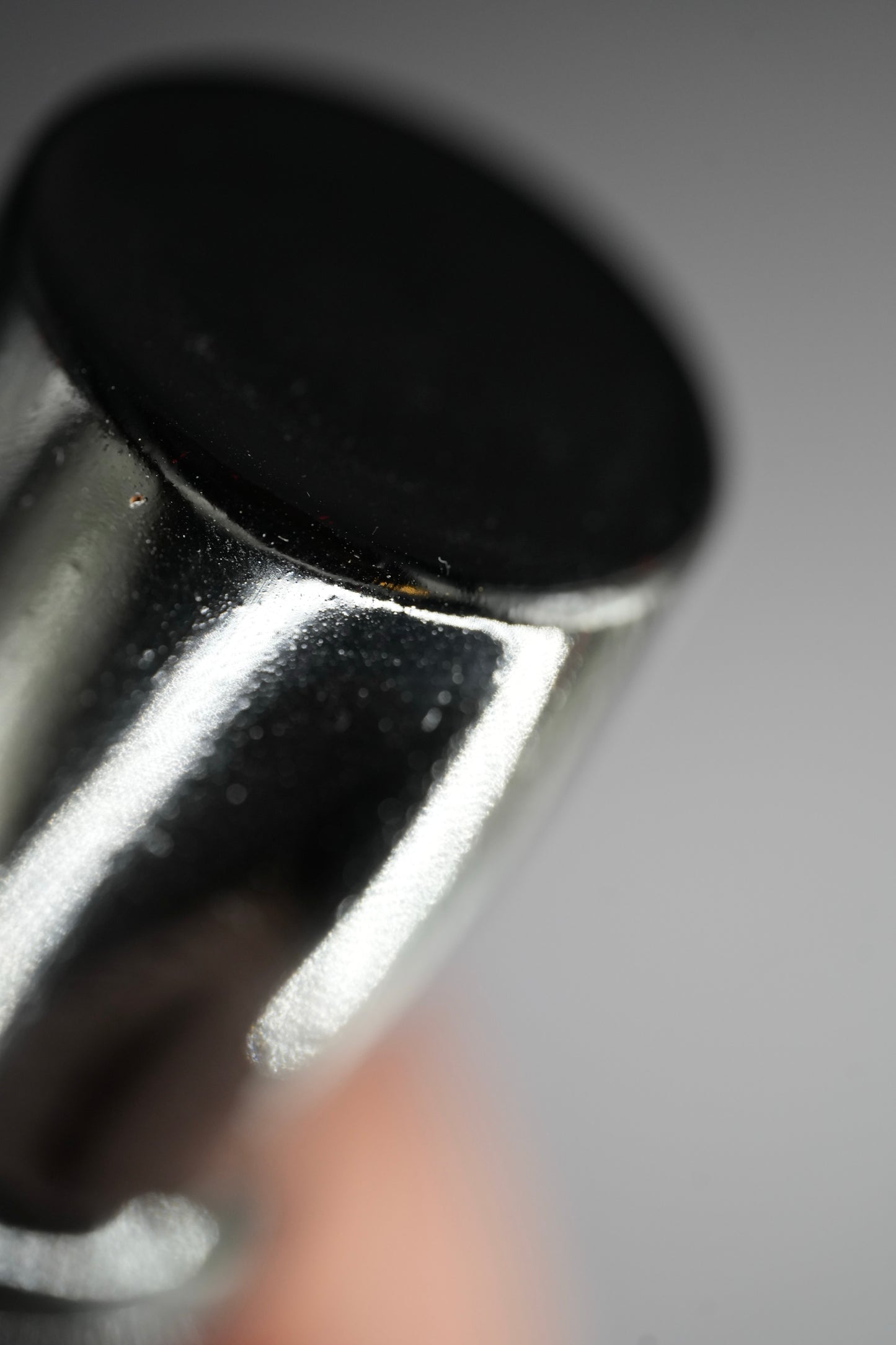 Urushi Shaving Brush "Kuroi" with Cherry Wood Handle & Manchurian Badger Bristles - Paulownia Box