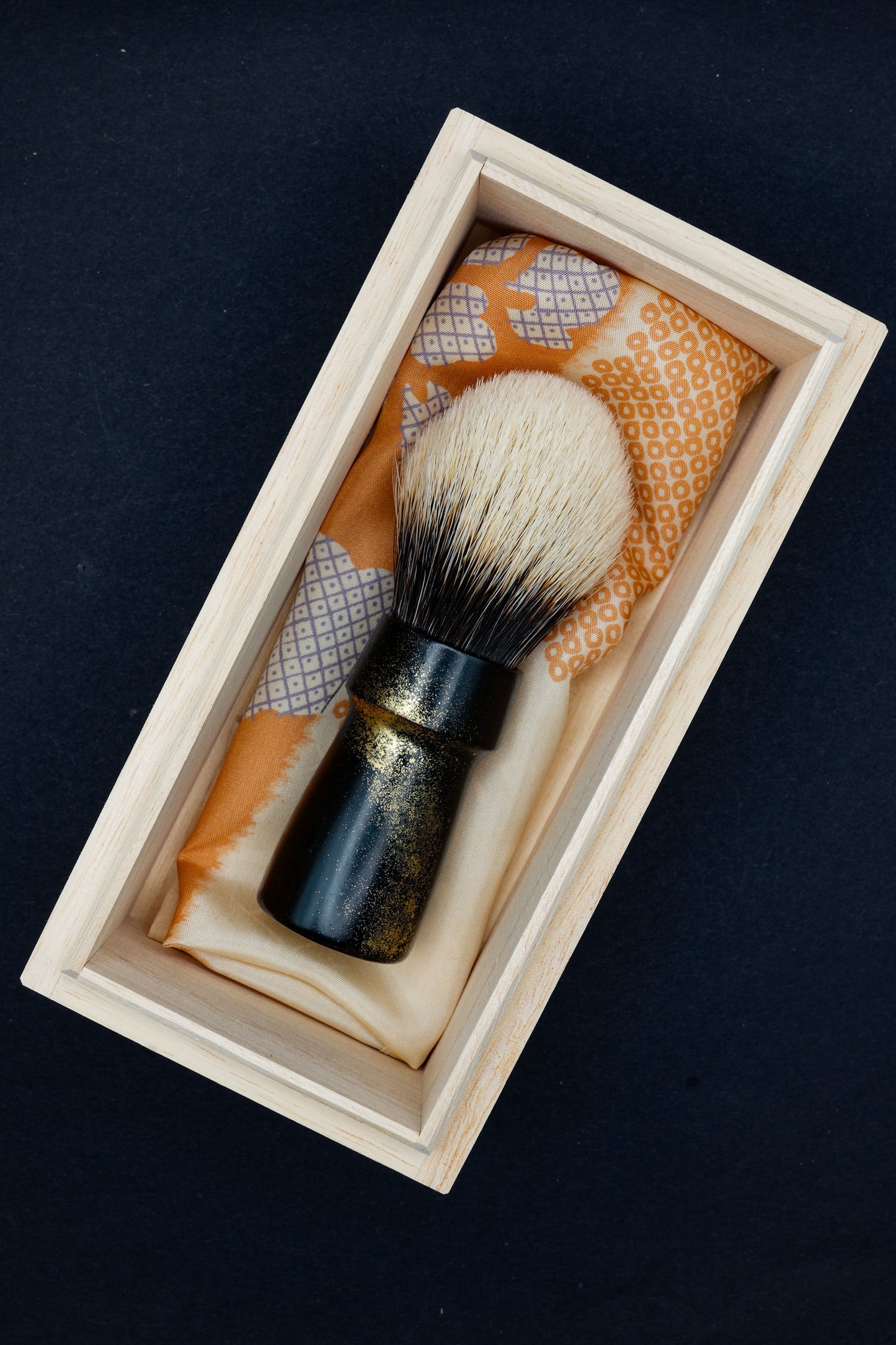 Pinceau de rasage Urushi « Amanogawa» avec manche en bois de cerisier et poils de blaireau de Mandchourie - Coffret en paulownia