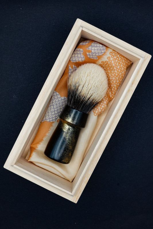 Pinceau de rasage Urushi « Amanogawa» avec manche en bois de cerisier et poils de blaireau de Mandchourie - Coffret en paulownia