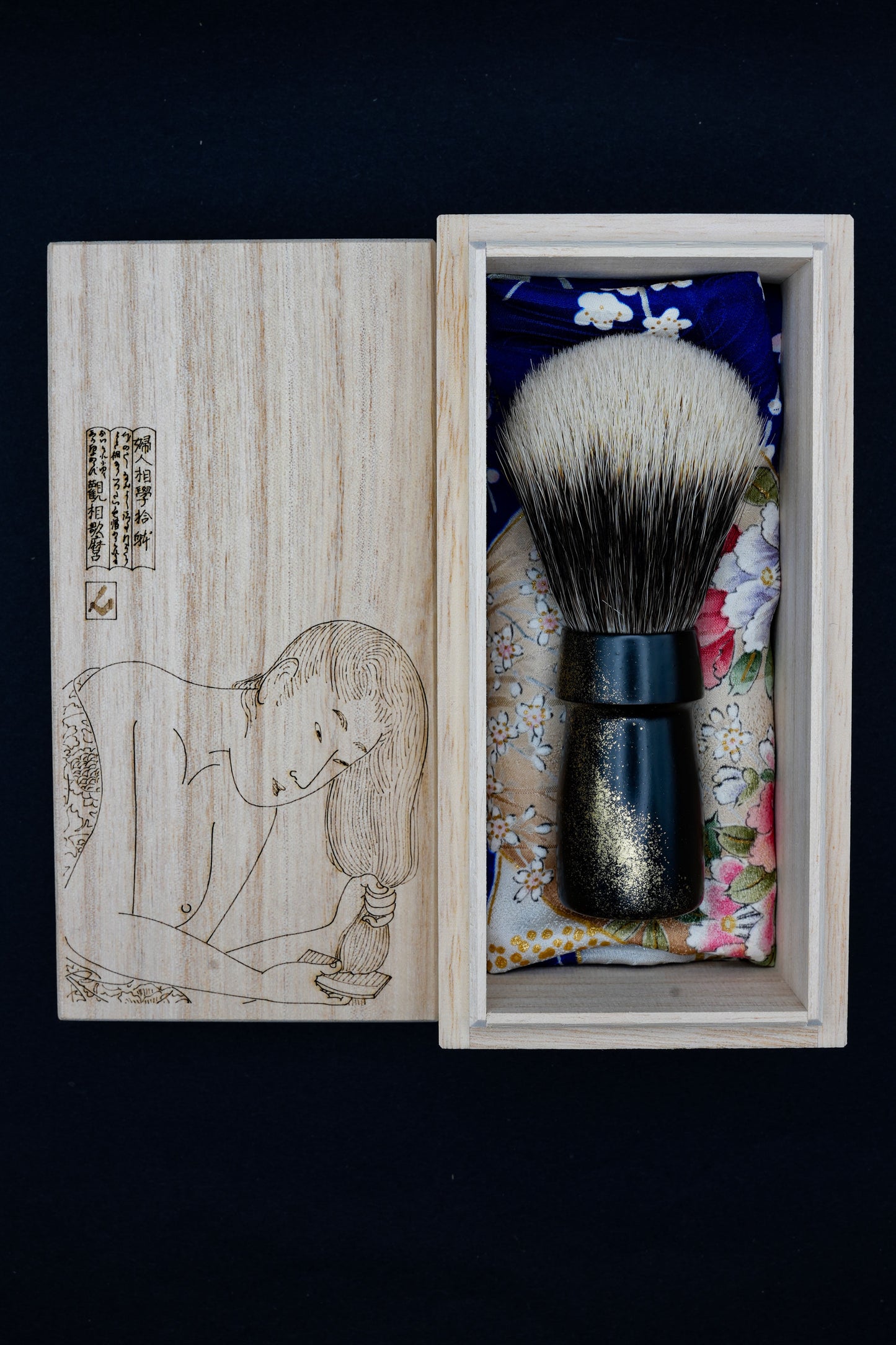 Pinceau de rasage Urushi « Amanogawa» avec manche en bois de cerisier et poils de blaireau de Mandchourie - Coffret en paulownia