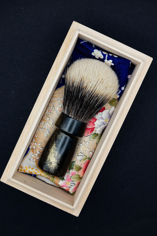 Pinceau de rasage Urushi « Amanogawa» avec manche en bois de cerisier et poils de blaireau de Mandchourie - Coffret en paulownia