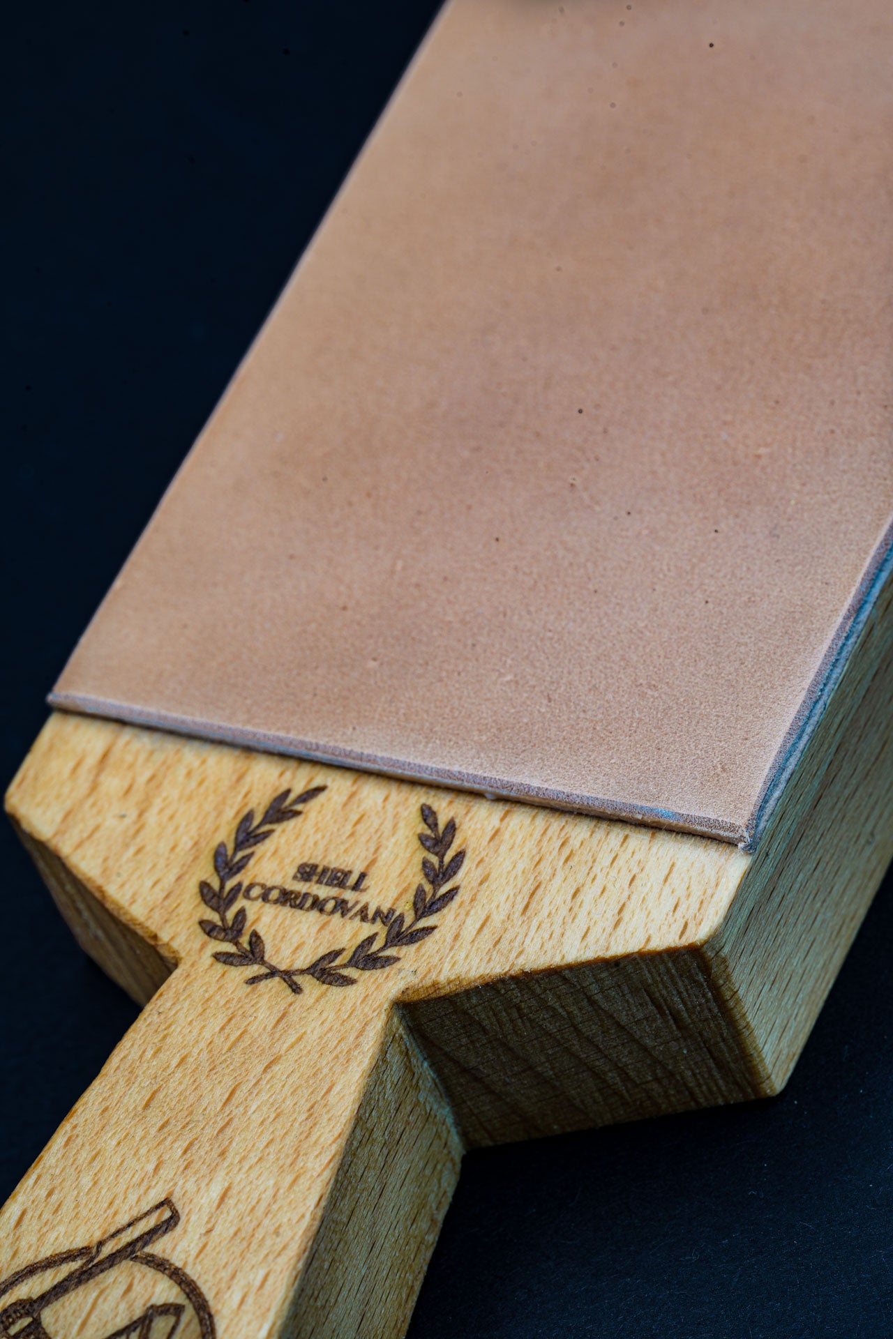 Laughing Tengu・ Shell Cordovan Leather Strop