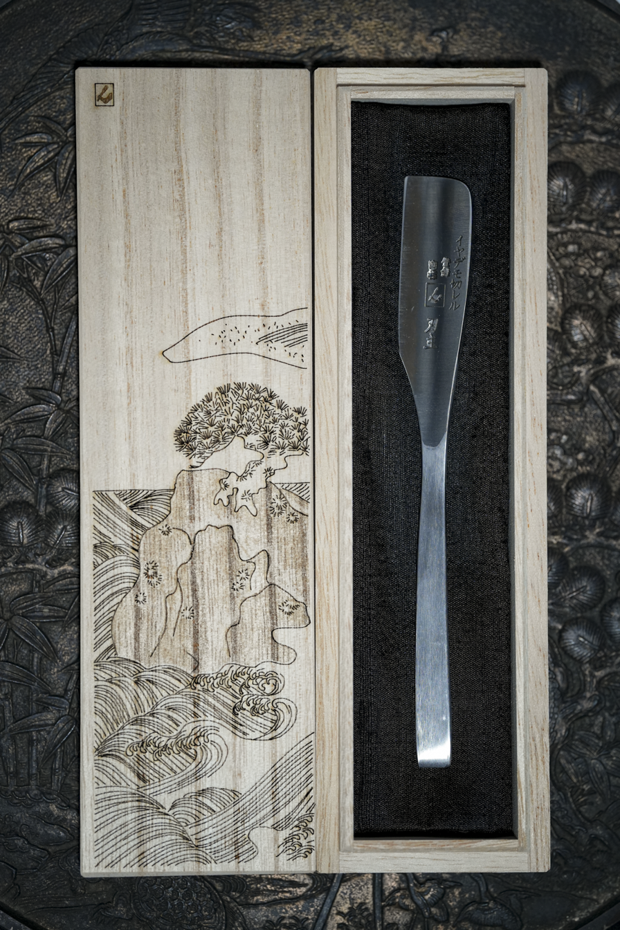 together with the engraved lid