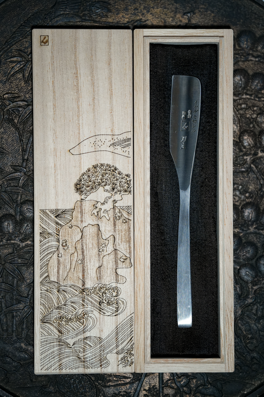 together with the engraved lid