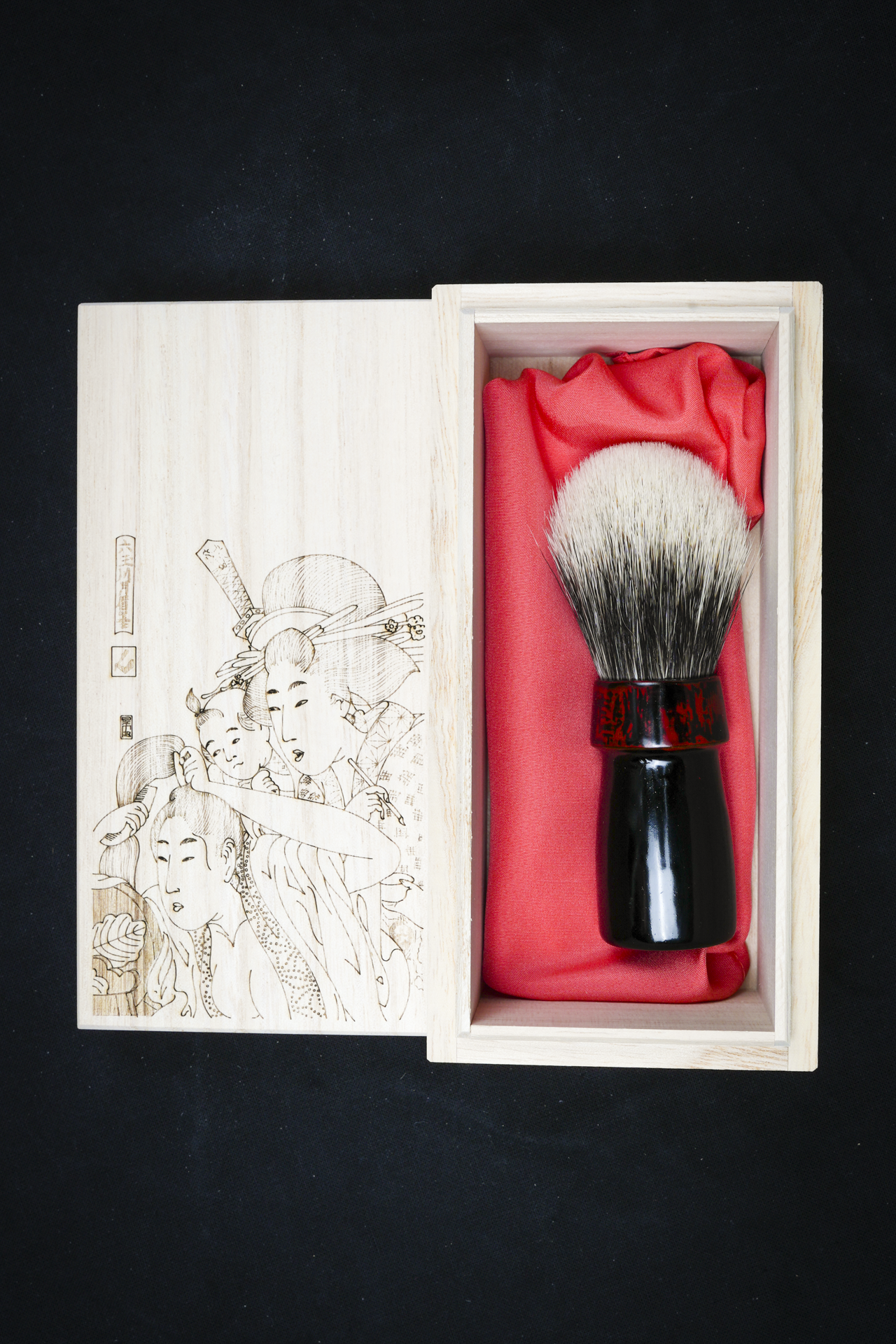 Blaireau de rasage Urushi « Blood Collar » avec manche en bois de cerisier et poils de blaireau mandchou – Boîte en paulownia