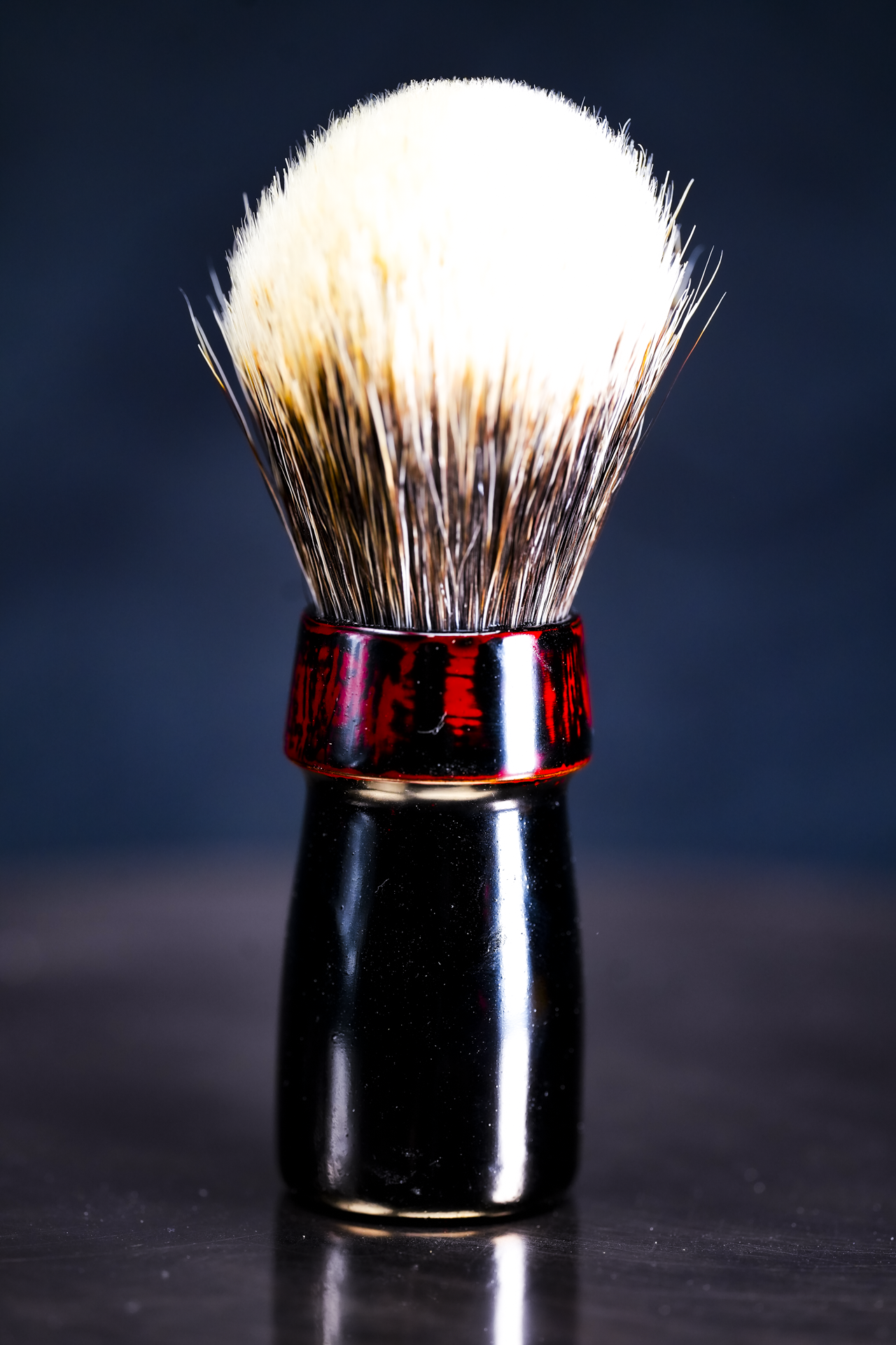 Blaireau de rasage Urushi « Blood Collar » avec manche en bois de cerisier et poils de blaireau mandchou – Boîte en paulownia