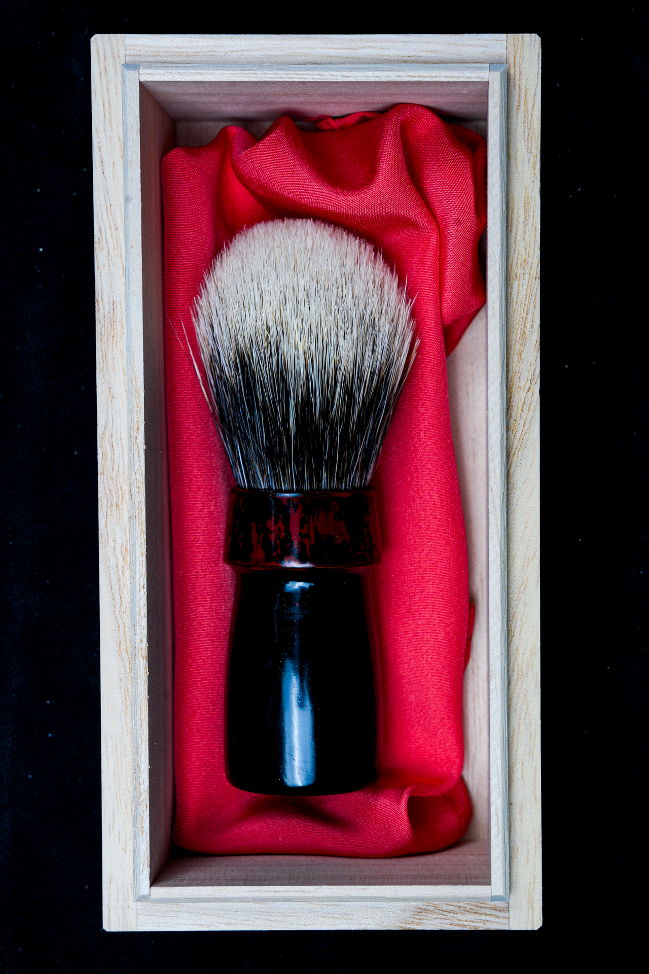 Blaireau de rasage Urushi « Blood Collar » avec manche en bois de cerisier et poils de blaireau mandchou – Boîte en paulownia