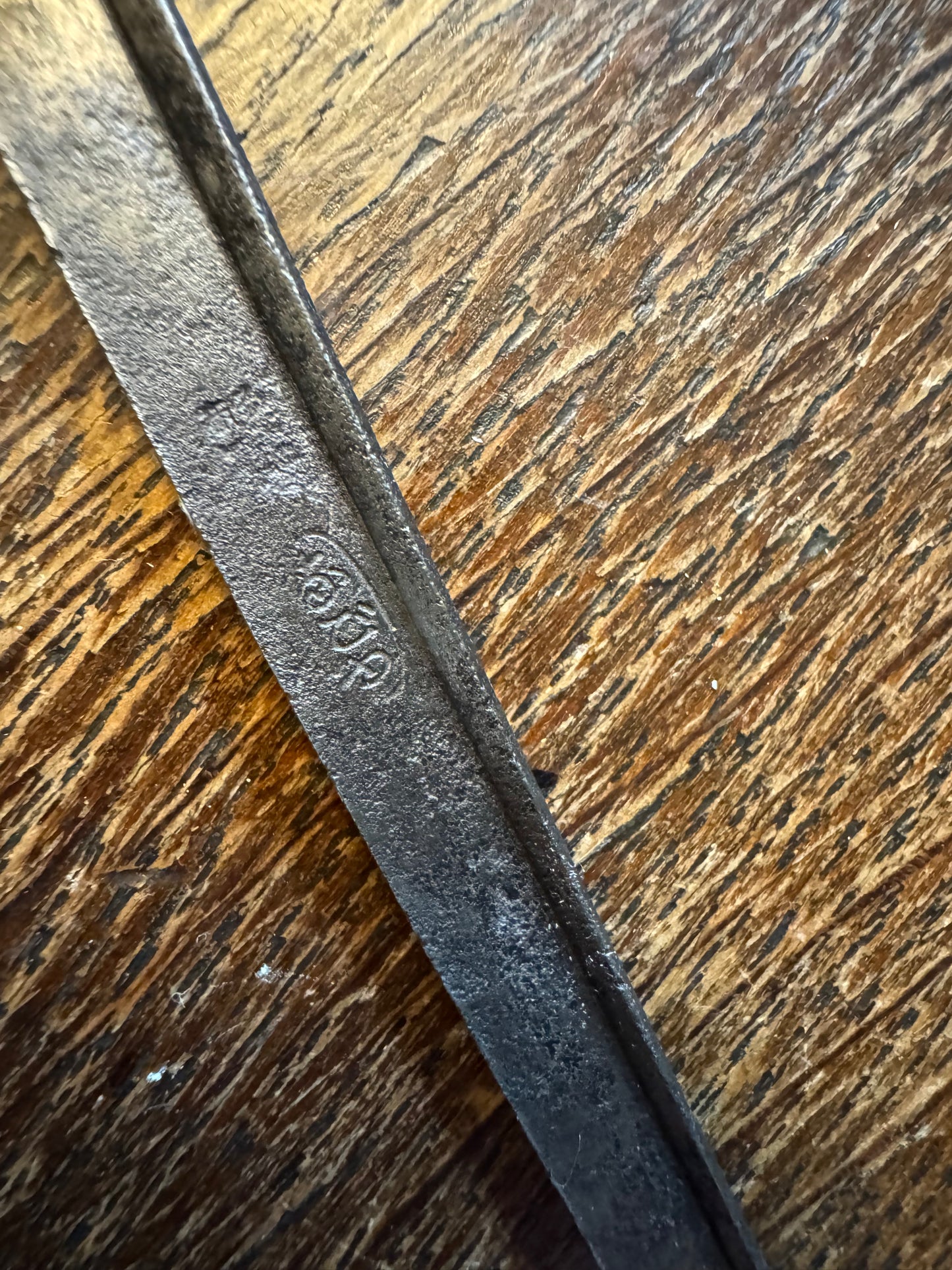 The engraving on the handle with the maker name. The name is now hidden under the handle wrapping and Urushi lacquer.