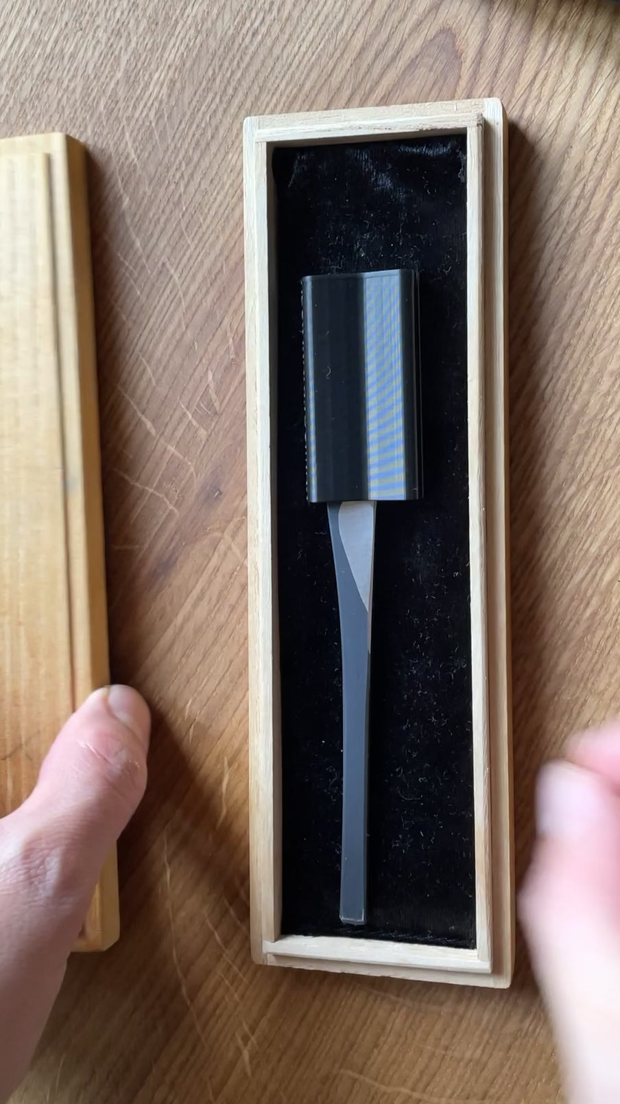 The cutting edge is fully protected, when the Kamisori is inserted in the Kamisori Guard, making it almost impossible to be touched and easy to transport.